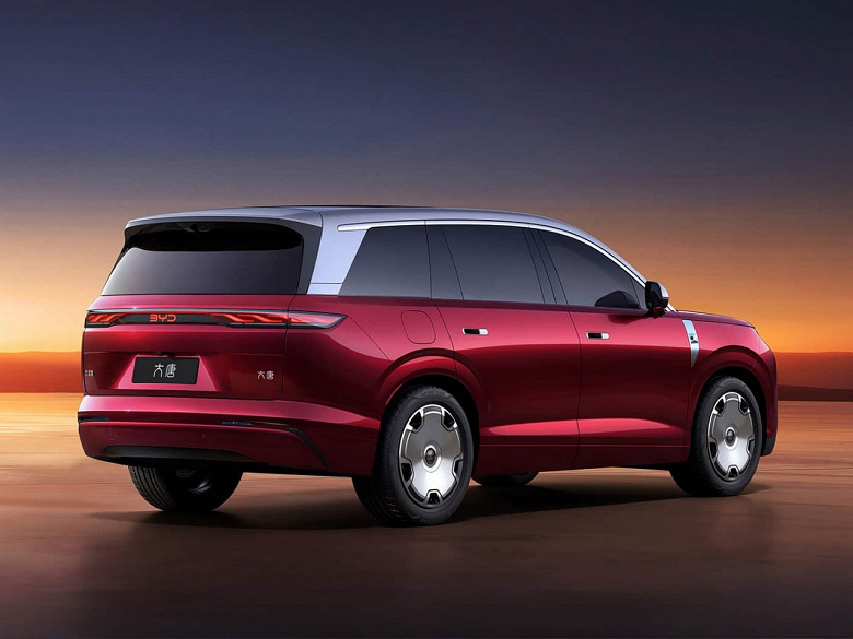 Запас хода 950 км и зарядка за 9 минут, 1000 Вольт и разгон до 100 км за 3,9 секунды. Представлен супервнедорожник BYD Datang &mdash; он больше Li Auto L9